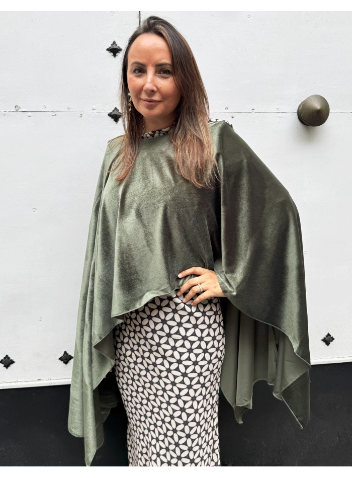 Cape en velours vert olive pour les invités