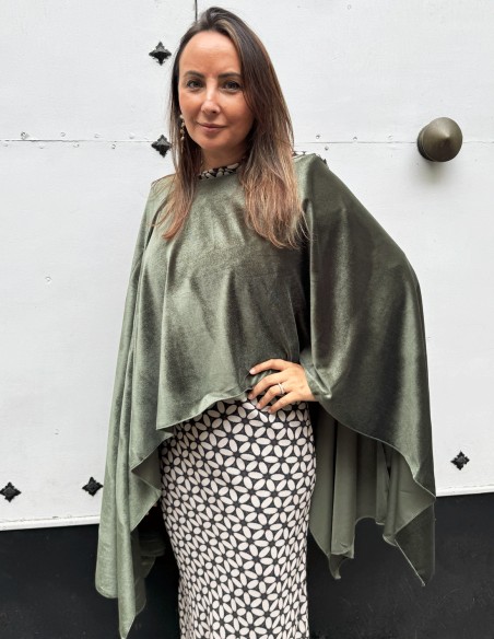 Cape en velours vert olive pour les invités