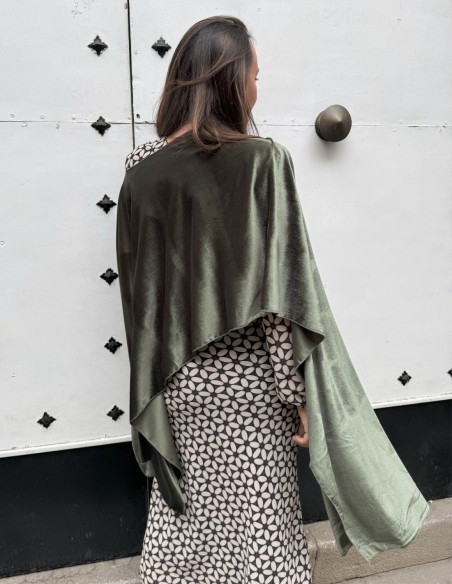 Capa de terciopelo verde oliva para invitada