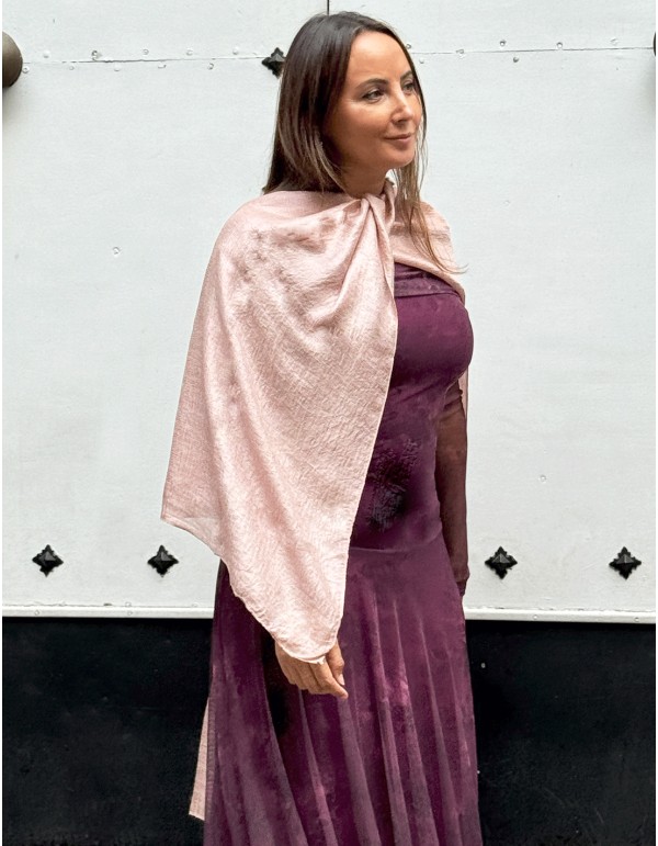 Chal para invitada con textura satinada rosa