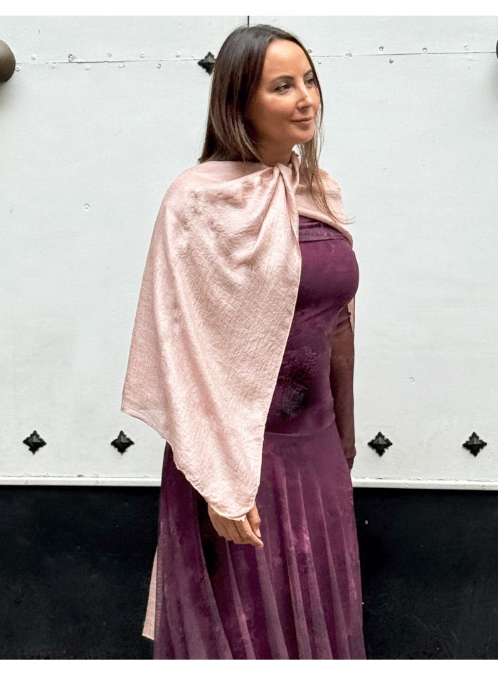 Châle d'invité avec texture en satin rose