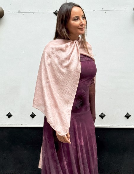 Chal para invitada con textura satinada rosa