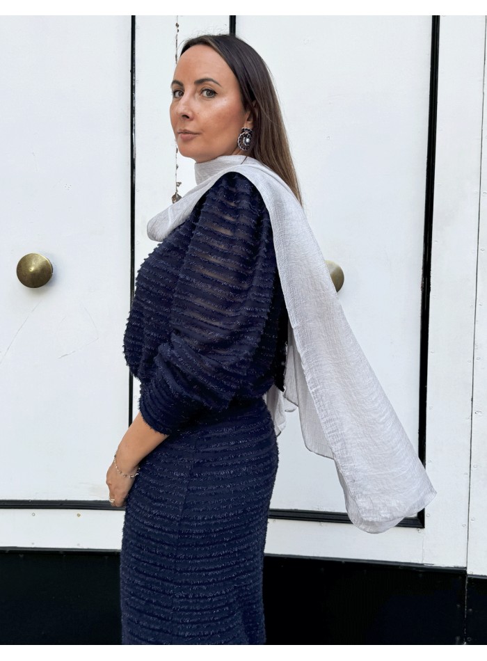 CHAL PLATEADO Confeccionado en un tejido ligero