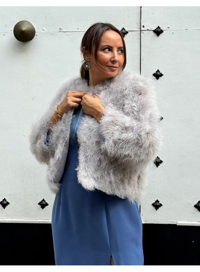 Chaqueta corta de invitada de plumas de avestruz color gris