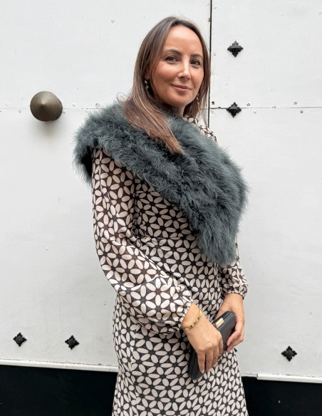 La estola de plumas de avestruz en color verde para invitada es un accesorio exclusivo