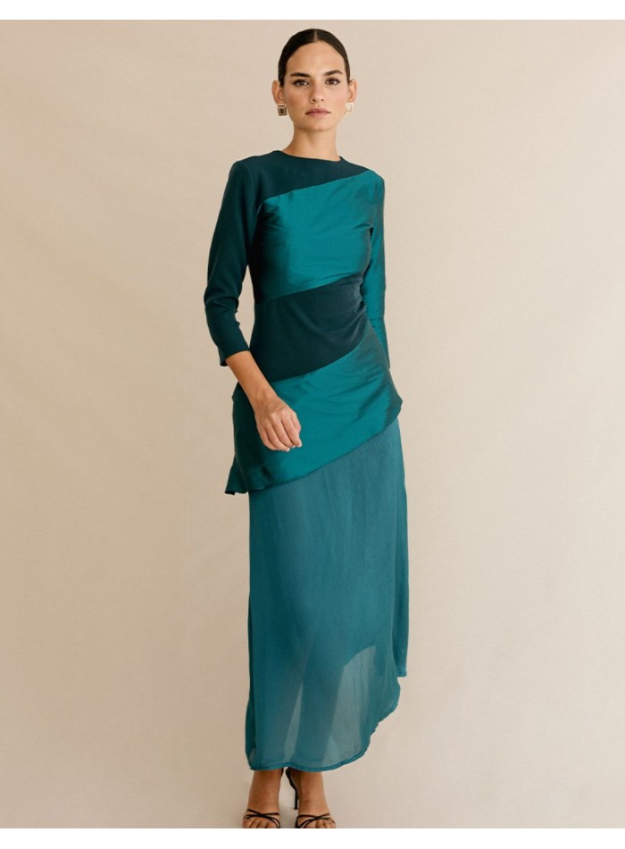 Robe de soirée avec un mélange de tissus et une...