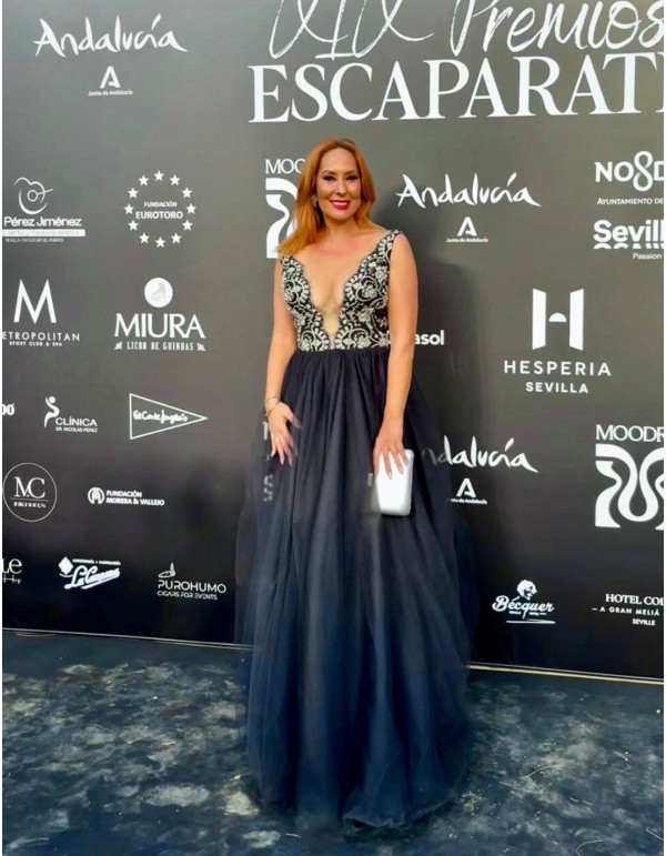 Vestido largo de gala con cuerpo de encaje y falda de tul 2