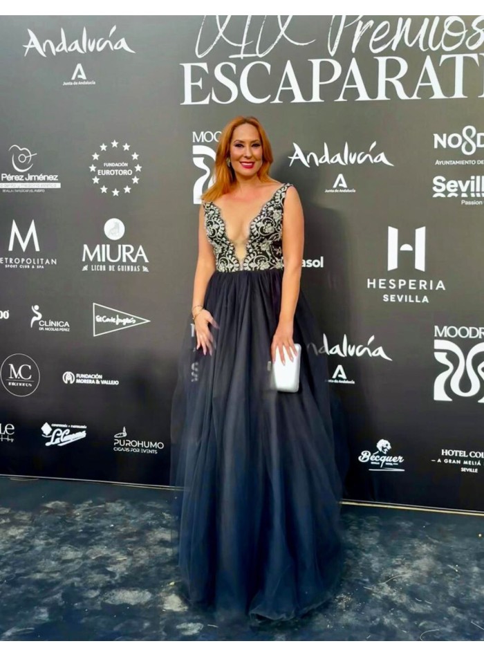 Vestido largo de gala con cuerpo de encaje y falda de tul color negro