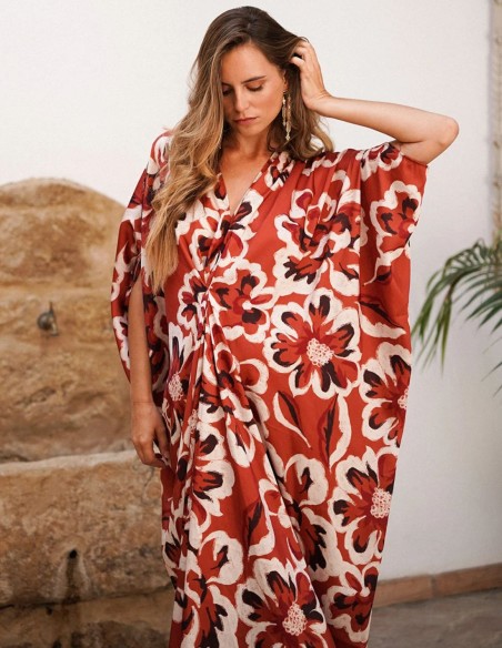 Kaftán con estampado de flores y escote de pico