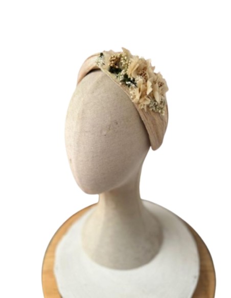 Diadema para invitada cruzada con flores preservadas para eventos