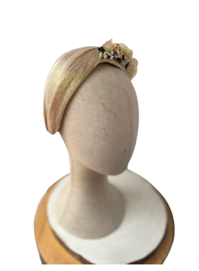 Bandeau d'invité croisé avec des fleurs préservées