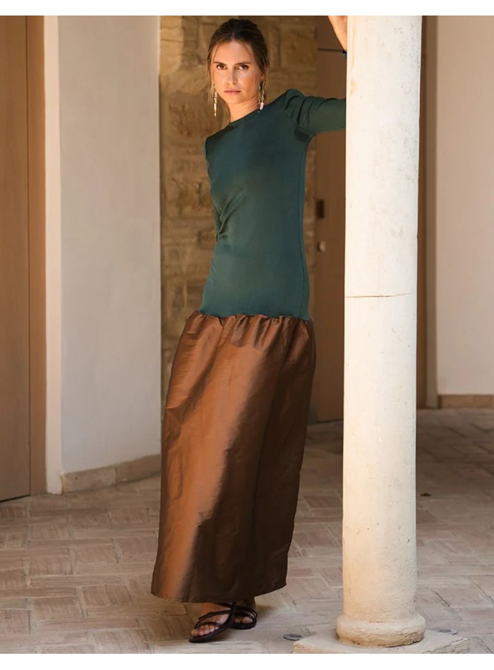 Vestido de invitada largo en punto verde botella y tafetán marrón