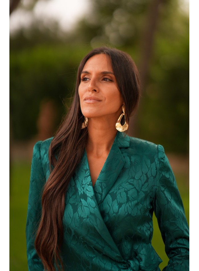 Conjunto de chaqueta cruzada y pantalón recto con fajín para invitada