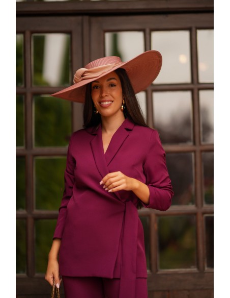 Ensemble composé d'une veste croisée avec laçage et d'un pantalon droit avec ceinture