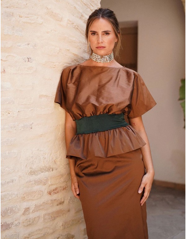 Haut en taffetas marron avec ceinture en tricot vert