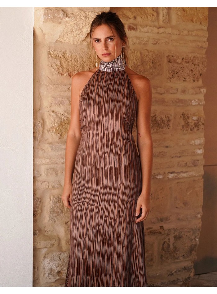 Vestido de invitada largo con espalda descubierta y lazada al cuello