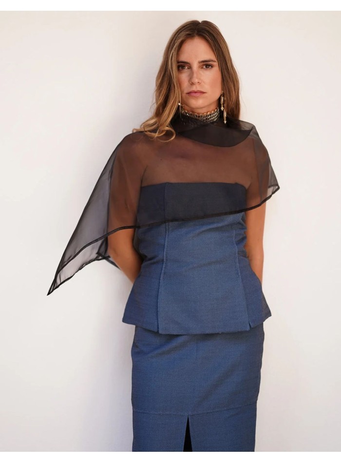 Capa de organza en color negro