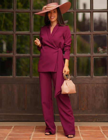 Ensemble composé d'une veste croisée avec laçage et d'un pantalon droit avec ceinture