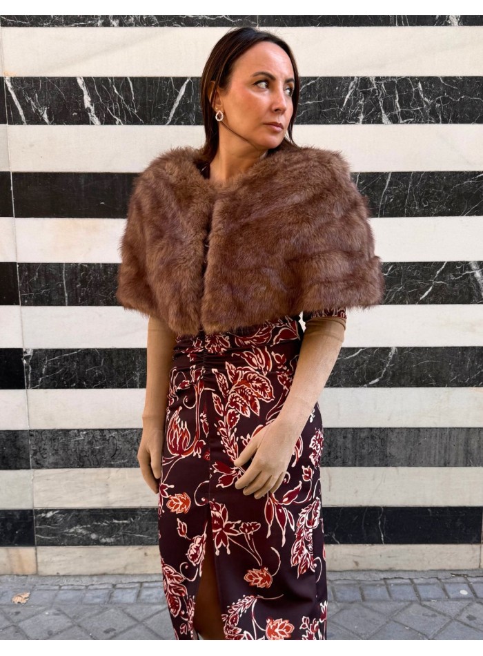 Capa corta de invitada en marrón claro