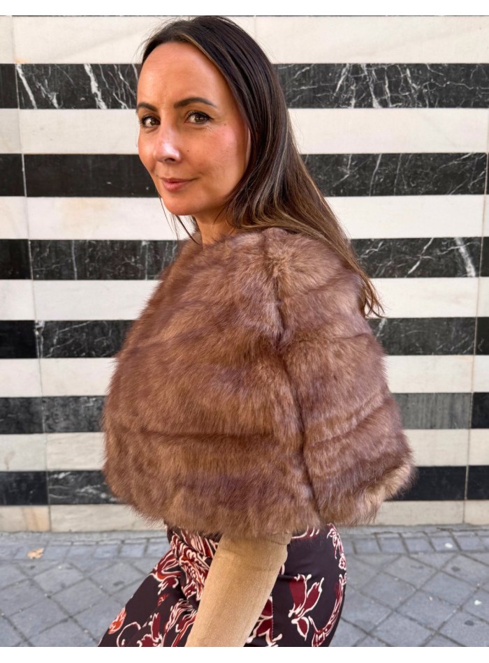 Short guest cape in light brown
