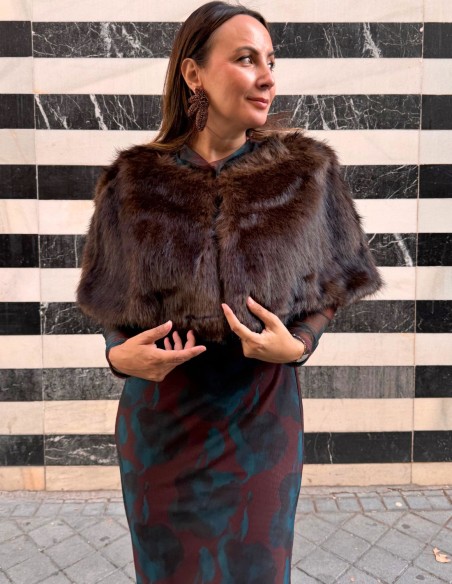 Capa corta de invitada marrón oscuro