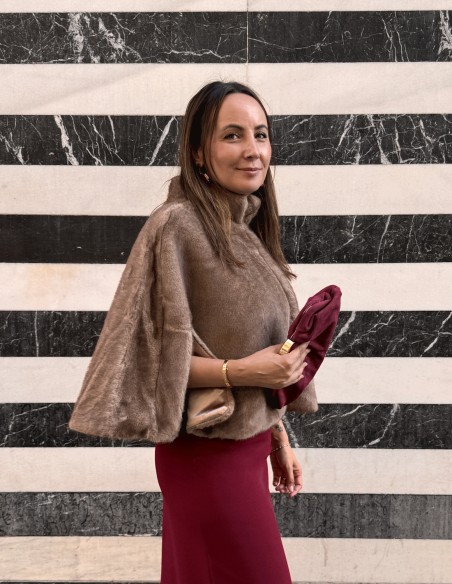 Capa de pelo sintético marrón