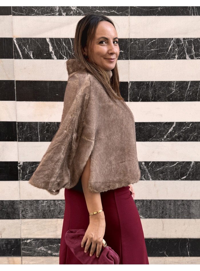 Cape en fausse fourrure marron pour les invités