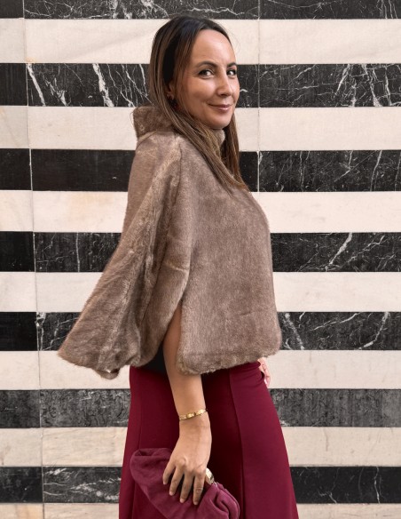 Cape en fausse fourrure marron pour les invités