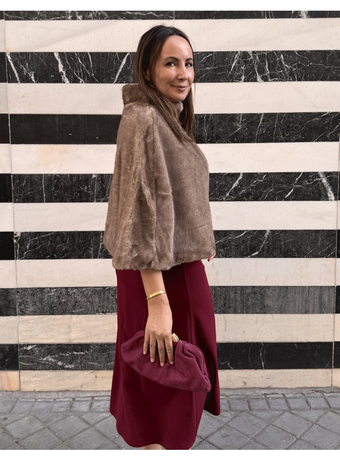 Cape en fausse fourrure marron pour les invités