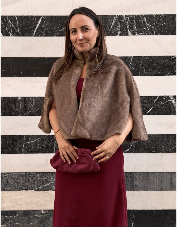 Cape en fausse fourrure marron pour les invités 2