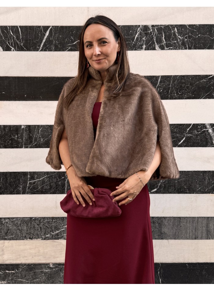 Capa de pelo sintético marrón para invitada