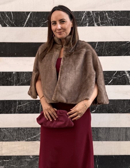 Capa de pelo sintético marrón para invitada