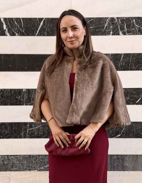 Capa de pelo sintético marrón para invitada