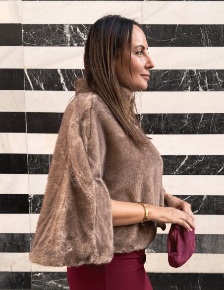 Cape en fausse fourrure marron pour les invités