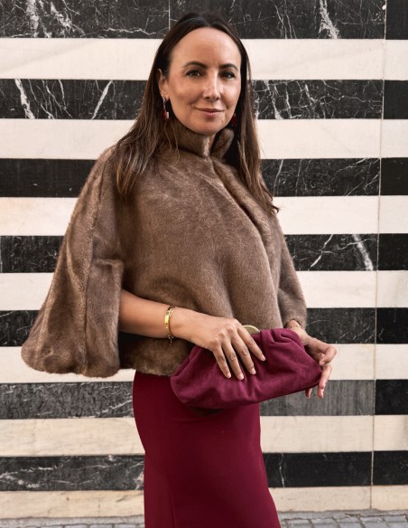 Cape en fausse fourrure marron pour les invités