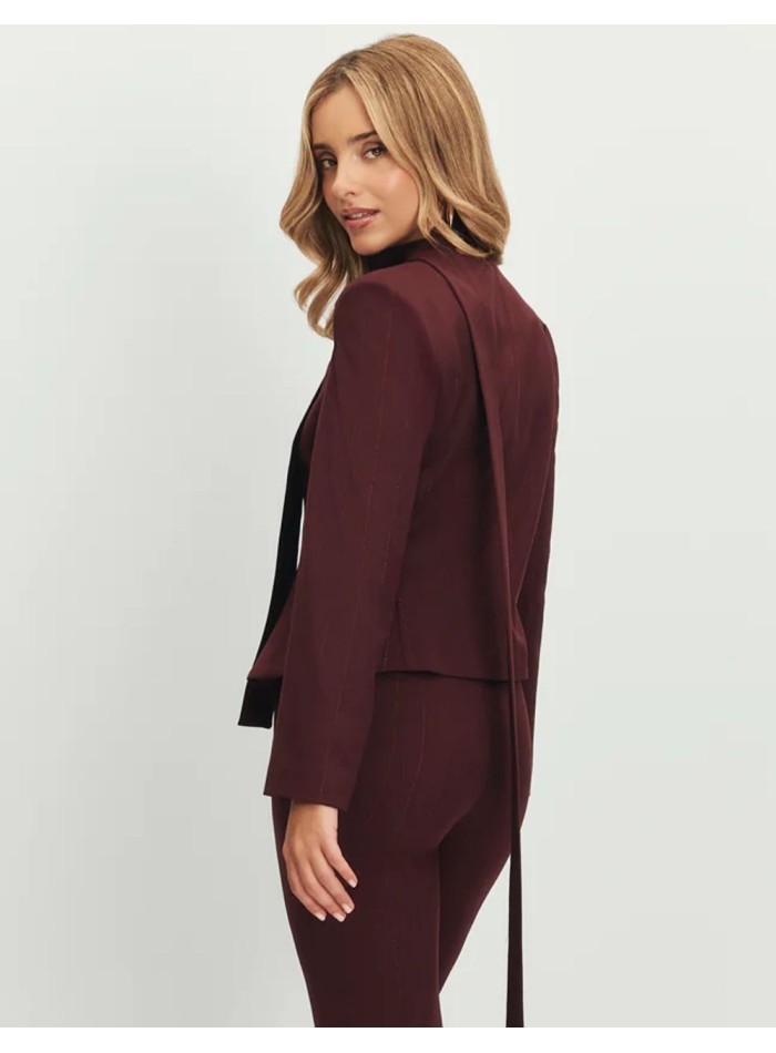 Blazer granate de corte peplum y escote profundo para cenas de empresa