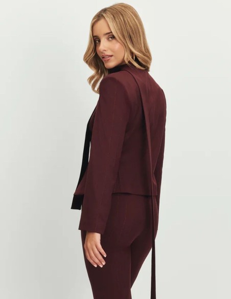 Blazer granate de corte peplum y escote profundo para cenas de empresa