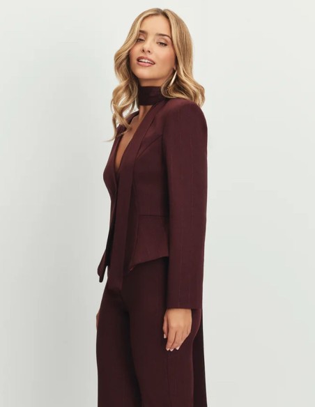 Blazer granate de corte peplum y escote profundo para bautizos