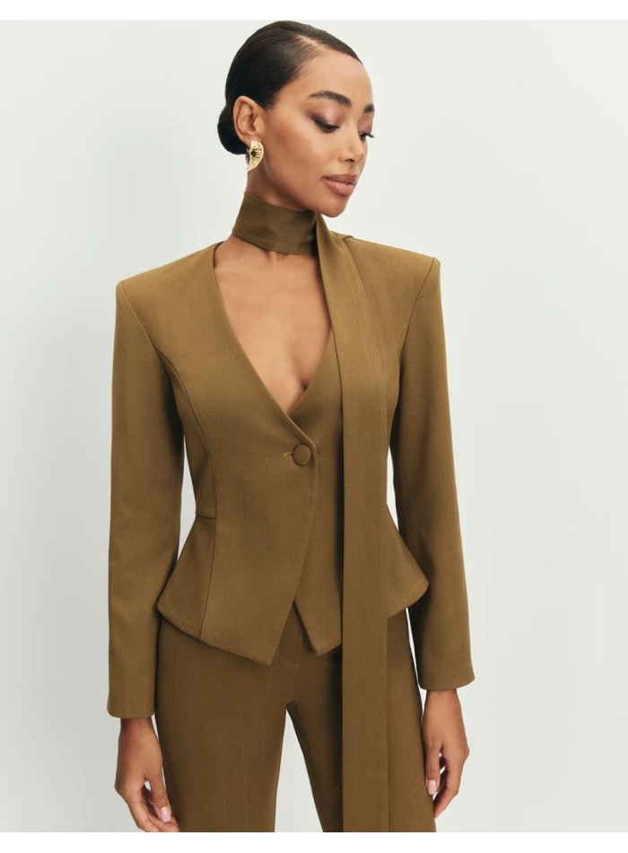 Blazer elegante verde con choker y corte peplum