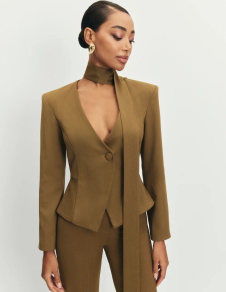 Elegant green blazer with choker and peplum cut