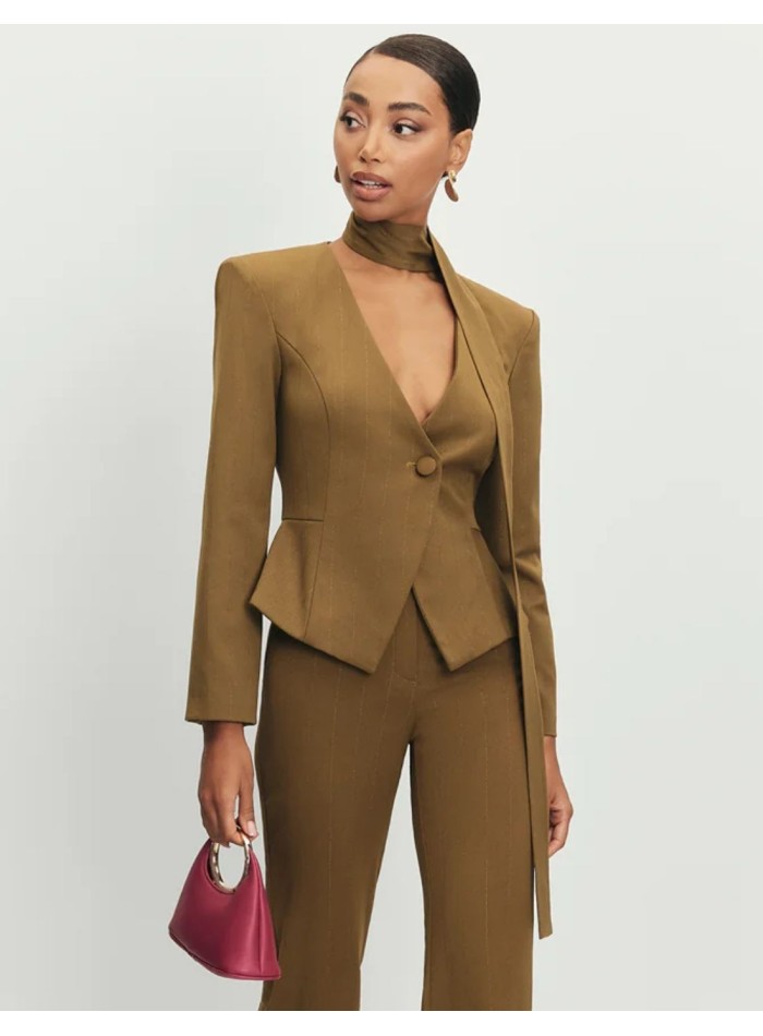 Blazer elegante verde con choker y corte peplum para cenas de empresa