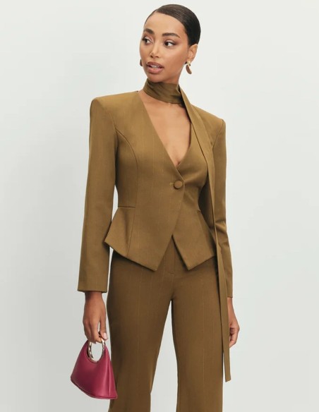 Blazer elegante verde con choker y corte peplum para cenas de empresa