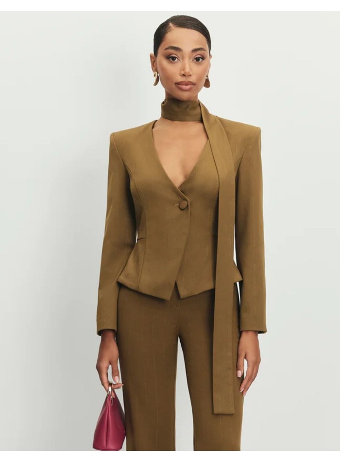 Elegant green blazer with choker and peplum cut