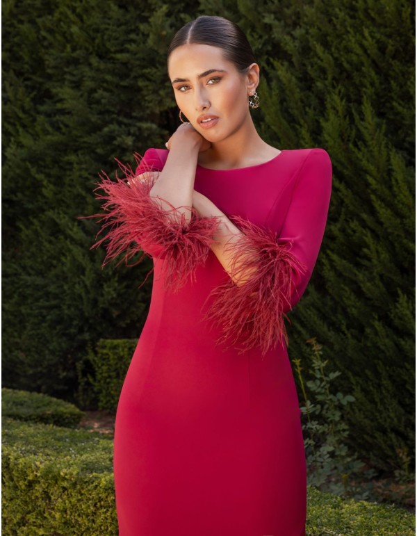 Vestido midi con manga francesa y puño de plumas color vino 2