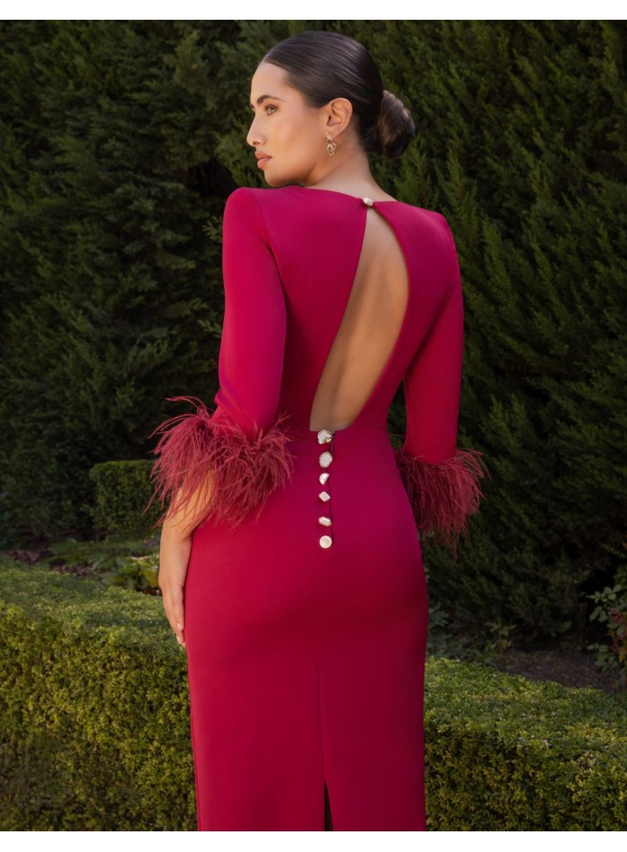 Vestido midi con manga francesa y puño de plumas color vino