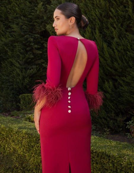 Vestido midi con manga francesa y puño de plumas color vino
