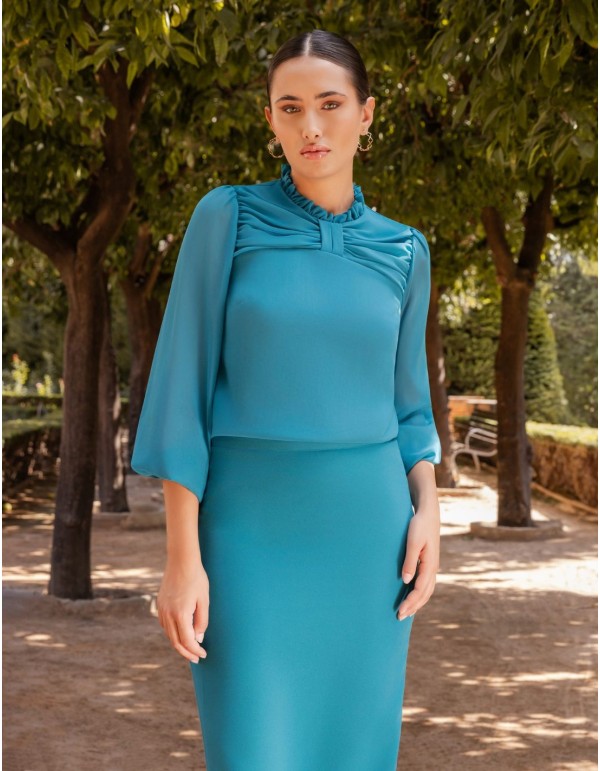 Conjunto para evento con blusa de gasa y falda midi color petróleo 2