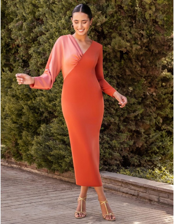 Robe d'invité midi à manches longues en satin