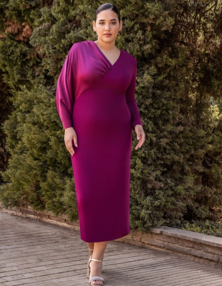 Vestido midi de invitada color berenjena con manga satinada y escote en pico