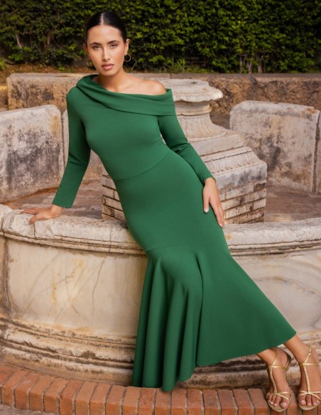 Conjunto midi de invitada verde con escote asimétrico y falda de vuelo